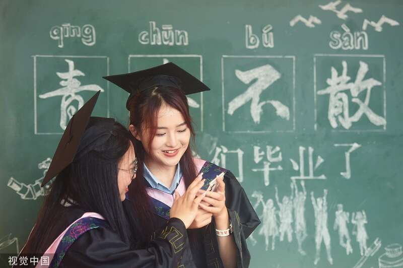 杭州，参加毕业典礼的学子在浙大校园拍照留念